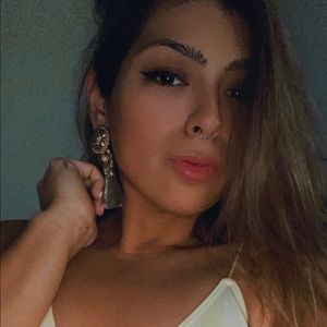 Meet your Posher, Nelly